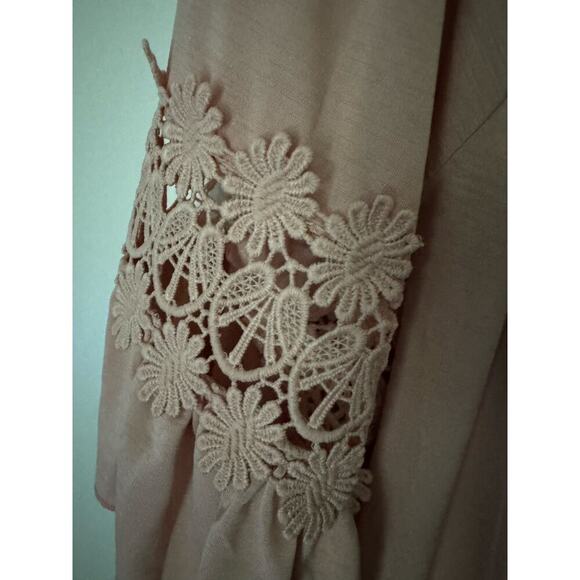 Ruffled Sleeve Tunic w/crocheted cut out daisies by Win Wim - Picture 6 of 9